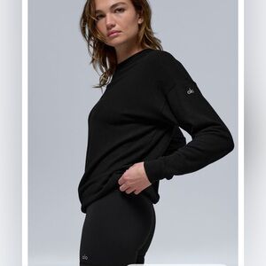 Alo soho pullover in black